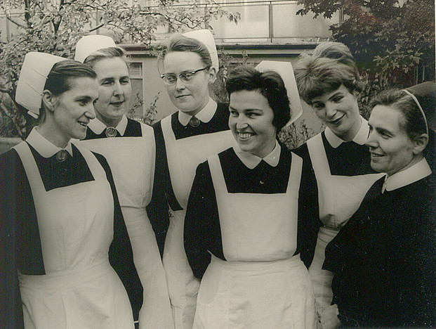 lächelnde Nonnen, Gruppenbild, schwarz-weiß